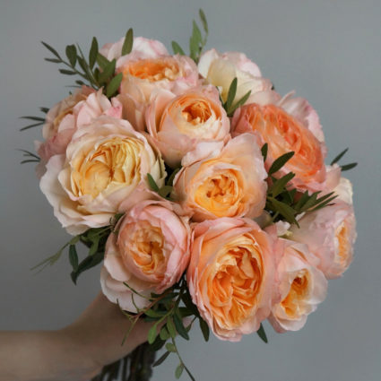 Букет из 15 пионовидных японских роз