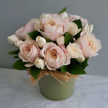 11 бело-розовых роз в цинковом кашпо