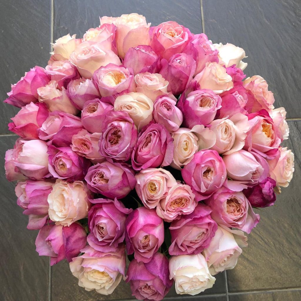 Букет из 55 ароматных роз Constance и Keira