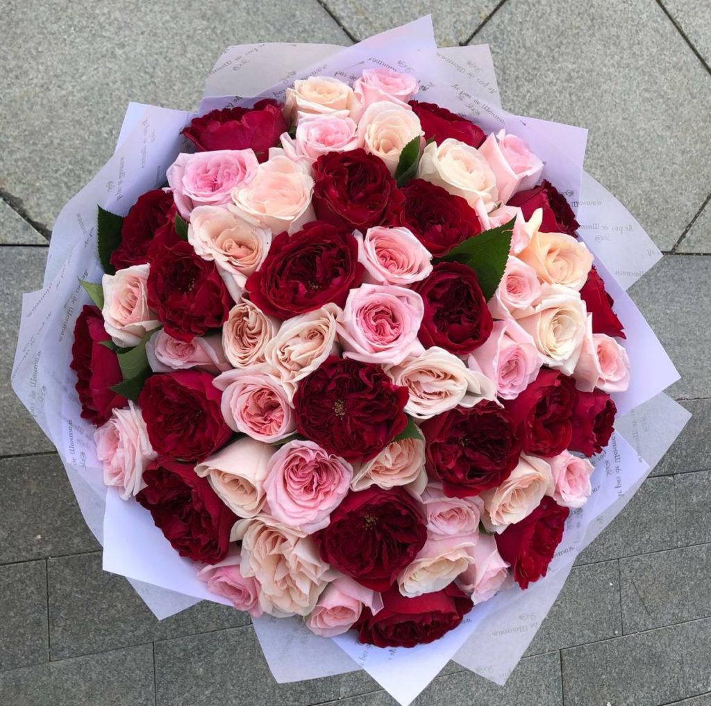 Букет из 65 садовых роз