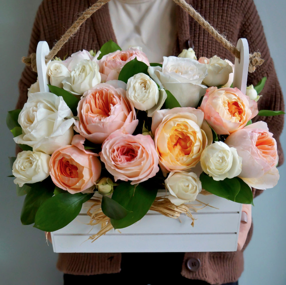 Цветочные композиции в кашпо купить в Москве из роз c доставкой недорого поцене магазина Во имя розы