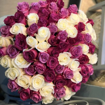 Бело-фиолетовый букет из 77 роз