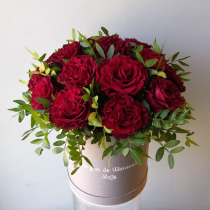 19  Классическая красно-бордовая роза в шляпной коробке