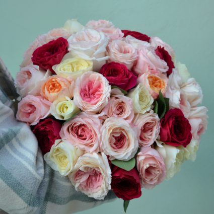 Букет из 41 английской пионовидной и садовой розы