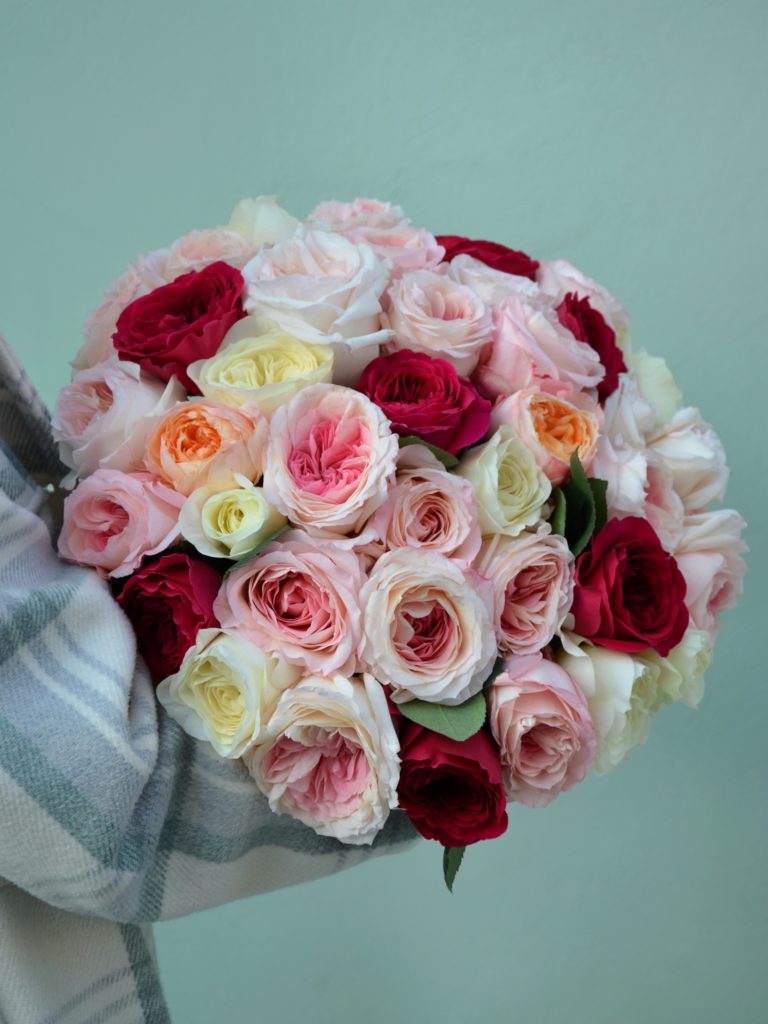 Букет из 41 английской пионовидной и садовой розы