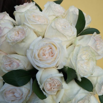 25 белых ароматных роз White O’Hara