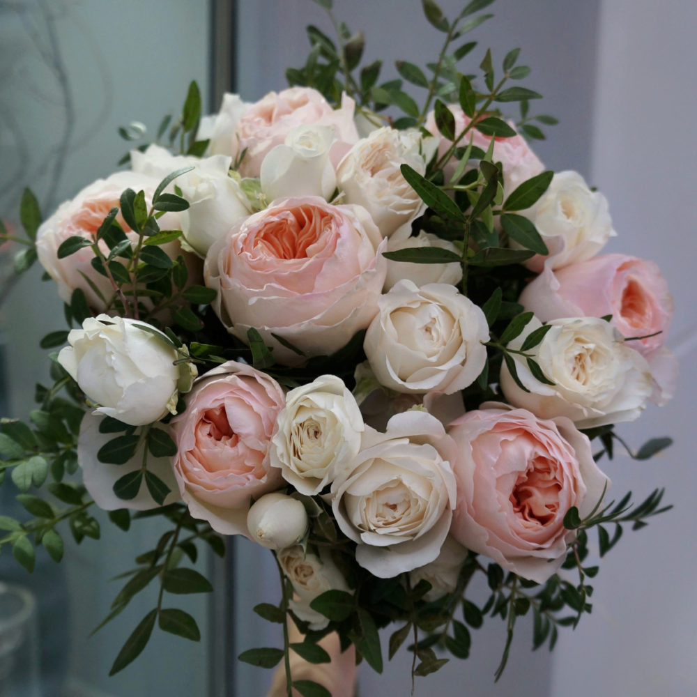 Букет из 11 роз в бело-персиковой гамме по цене 4426 руб. заказать сдоставкой по Москве - свежие цветы от интернет-магазина \