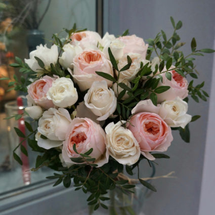 Букет из 11 роз в бело-персиковой гамме