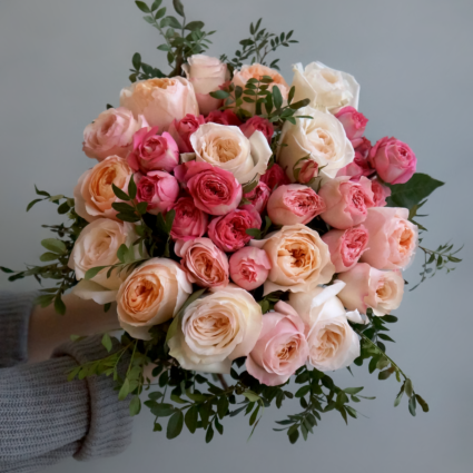 Букет из 25 пионовидных и кустовых роз