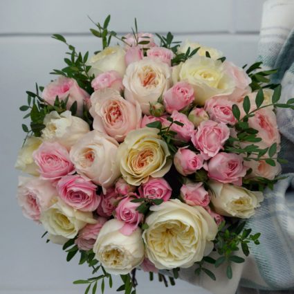 Букет из 25 пионовидных и кустовых роз