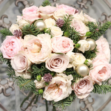 Букет из 17 роз с еловыми веточками и декором