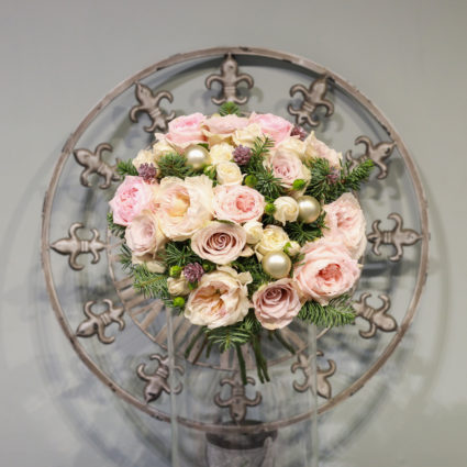 Букет из 17 роз с еловыми веточками и декором