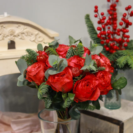 Букет из 15 роз с добавлением декора