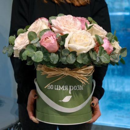 21 ароматная садовая роза в шляпной коробке