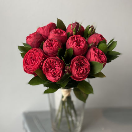 Букет из 11 кустовых пионовидных роз Red Piano
