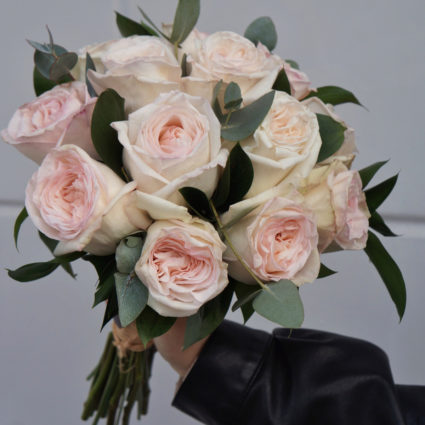 Букет невесты из 13 роз White O’Hara с эвкалиптом