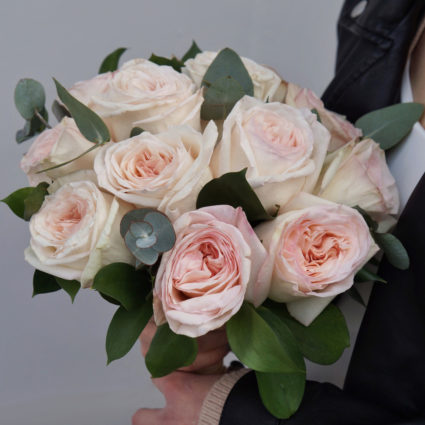 Букет невесты из 13 роз White O’Hara с эвкалиптом