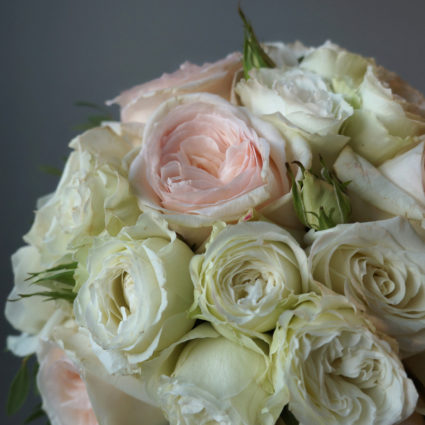 Персиково-белый букет невесты из 13 роз