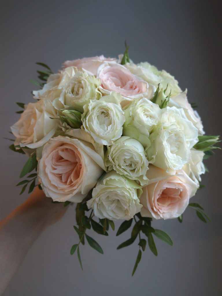 Персиково-белый букет невесты из 13 роз