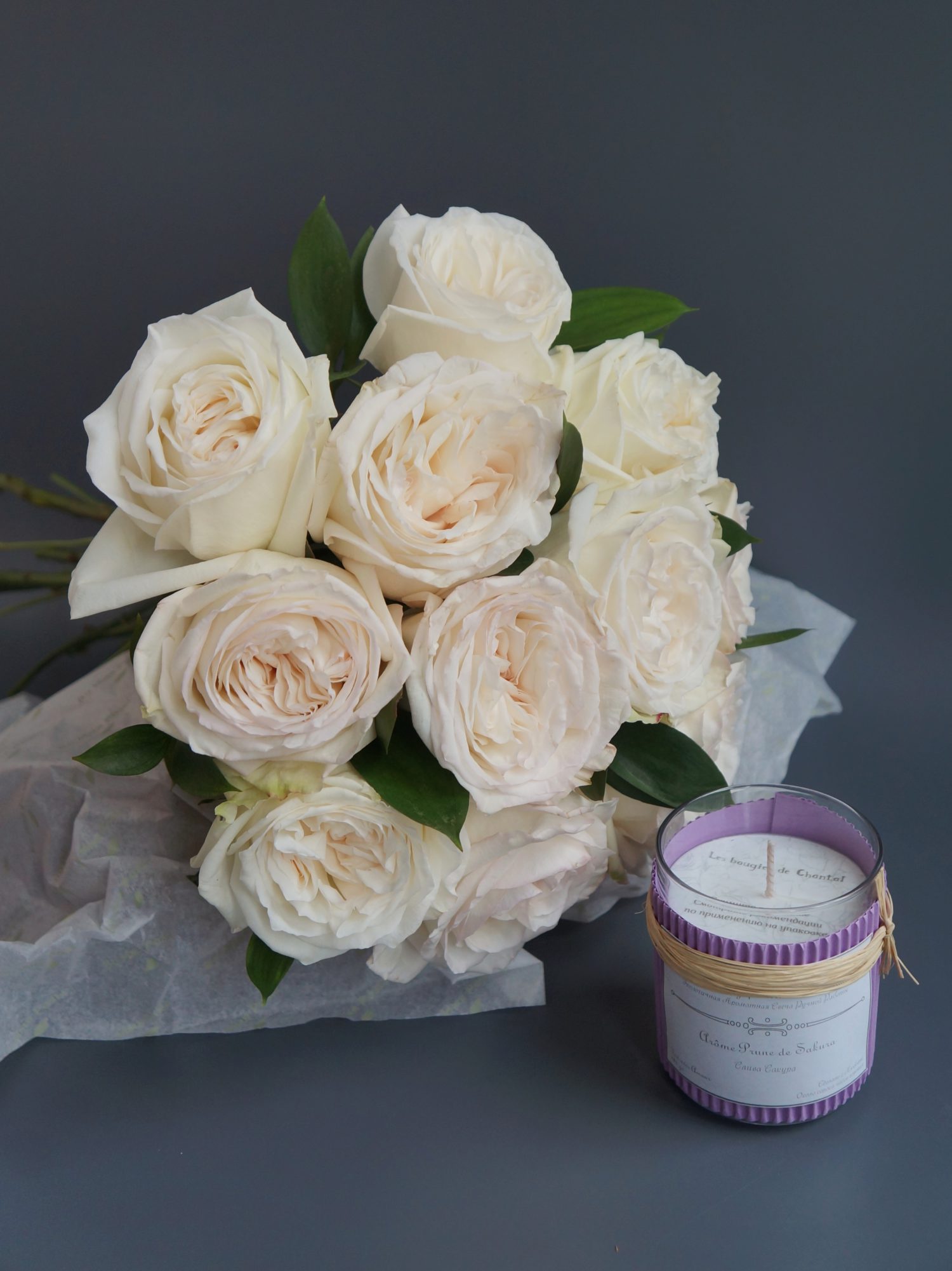 Подарочный набор: букет из 11 роз и ароматическая свеча