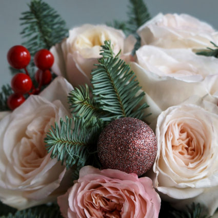Букет из 9 роз с веточками нобилиса и новогодним декором