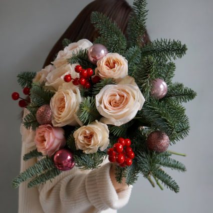 Букет из 9 роз с веточками нобилиса и новогодним декором