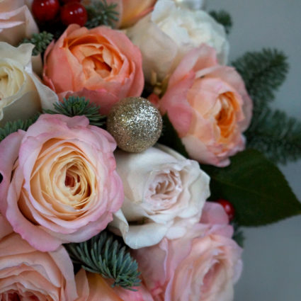 Букет из 19 роз с нобилисом и новогодним декором