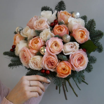 Букет из 19 роз с нобилисом и новогодним декором