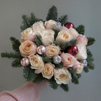 Нежный букет из 15 роз с веточками нобилиса