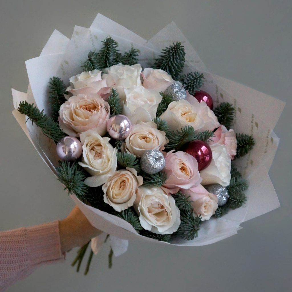 Нежный букет из 15 роз с веточками нобилиса