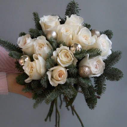 Букет из 11 белоснежных роз с веточками нобилиса