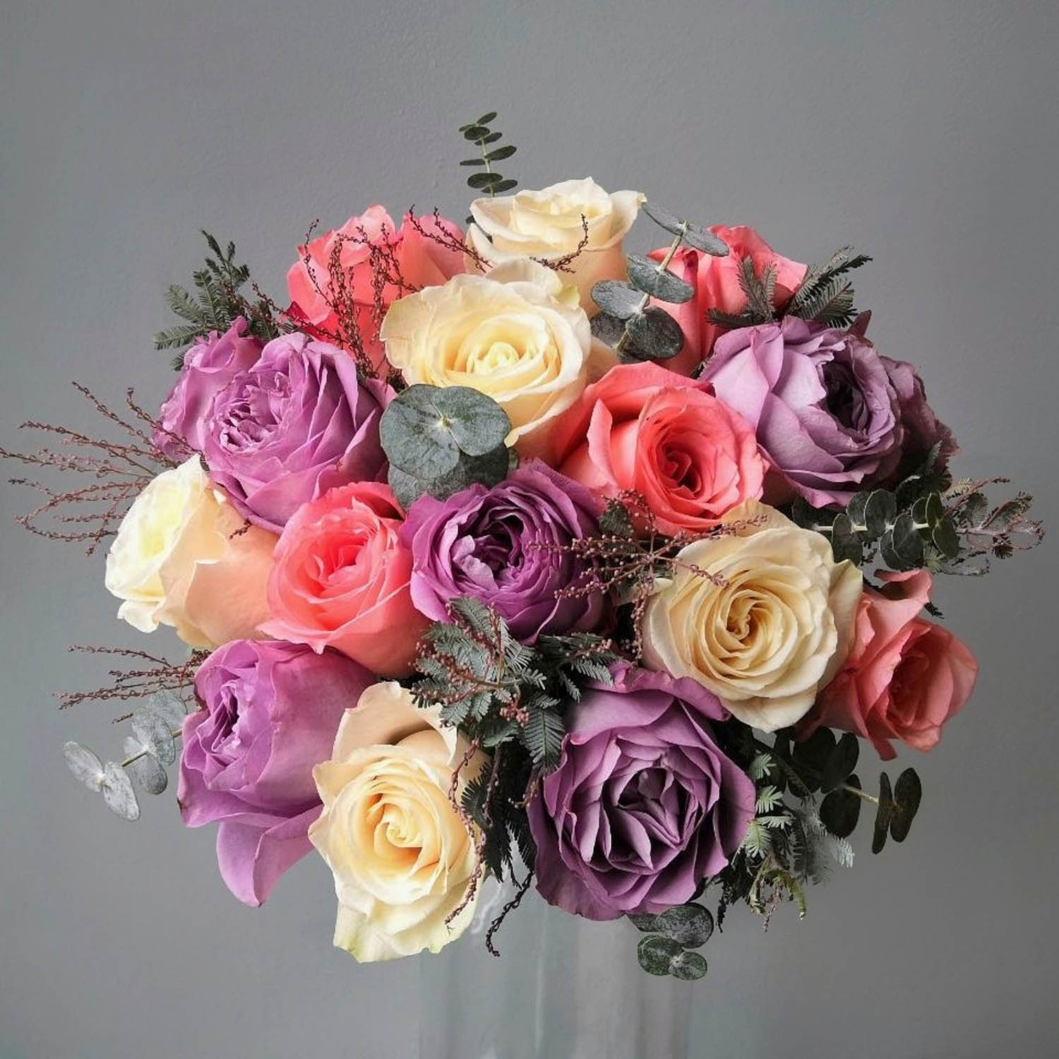 букет из классических роз с декором фиолетовых, персиковых и желтых оттенков