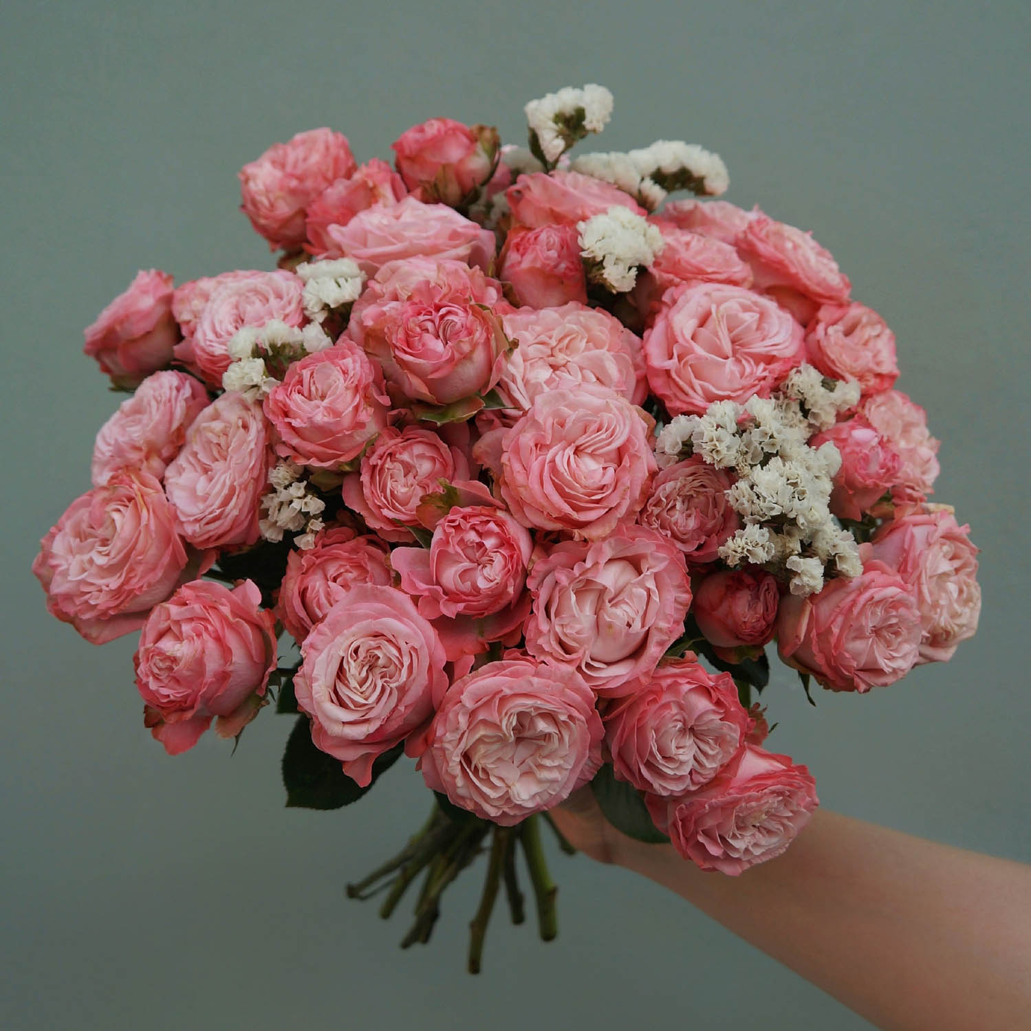 букет кустовых роз розовых оттенков с декором