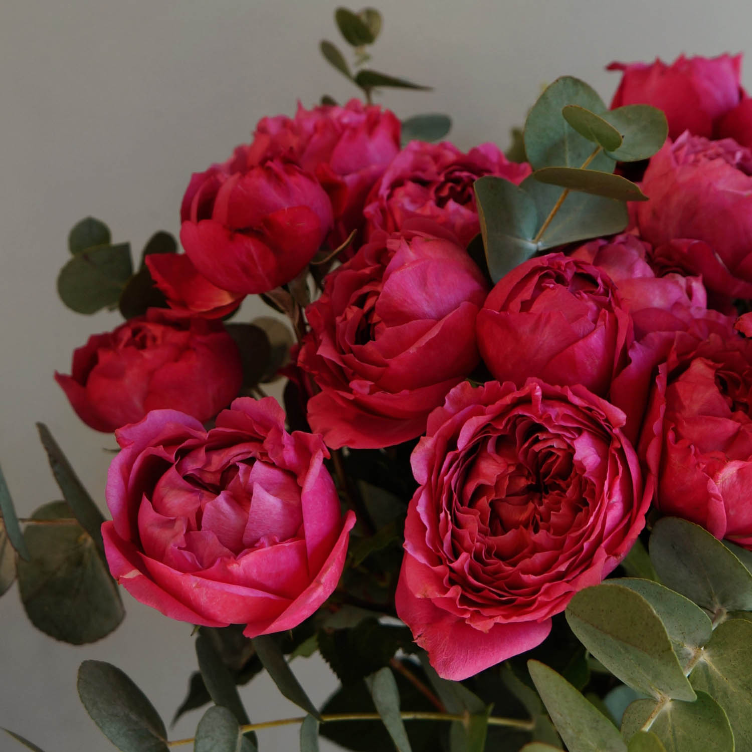 букет кустовых роз розовых оттенков