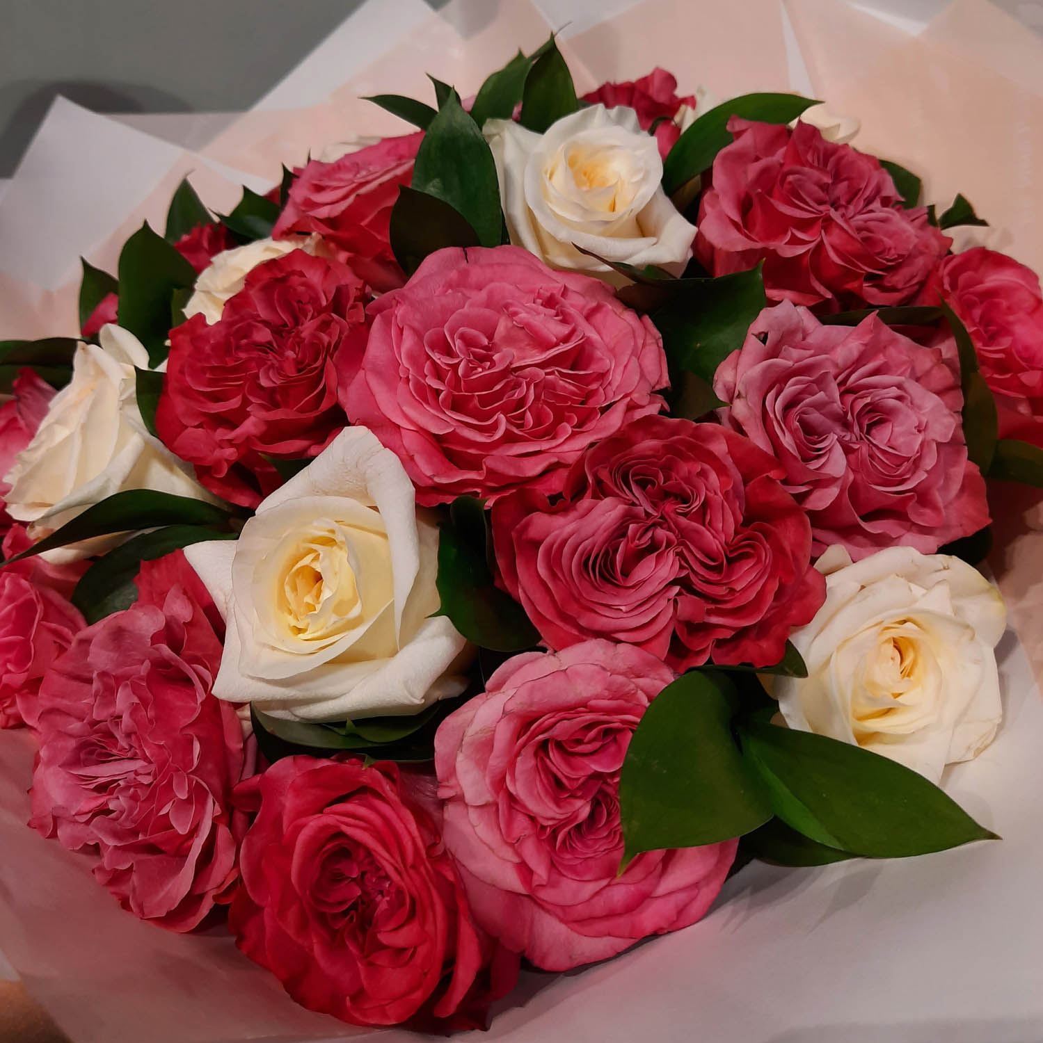 букет садовых роз розовых и белых оттенков