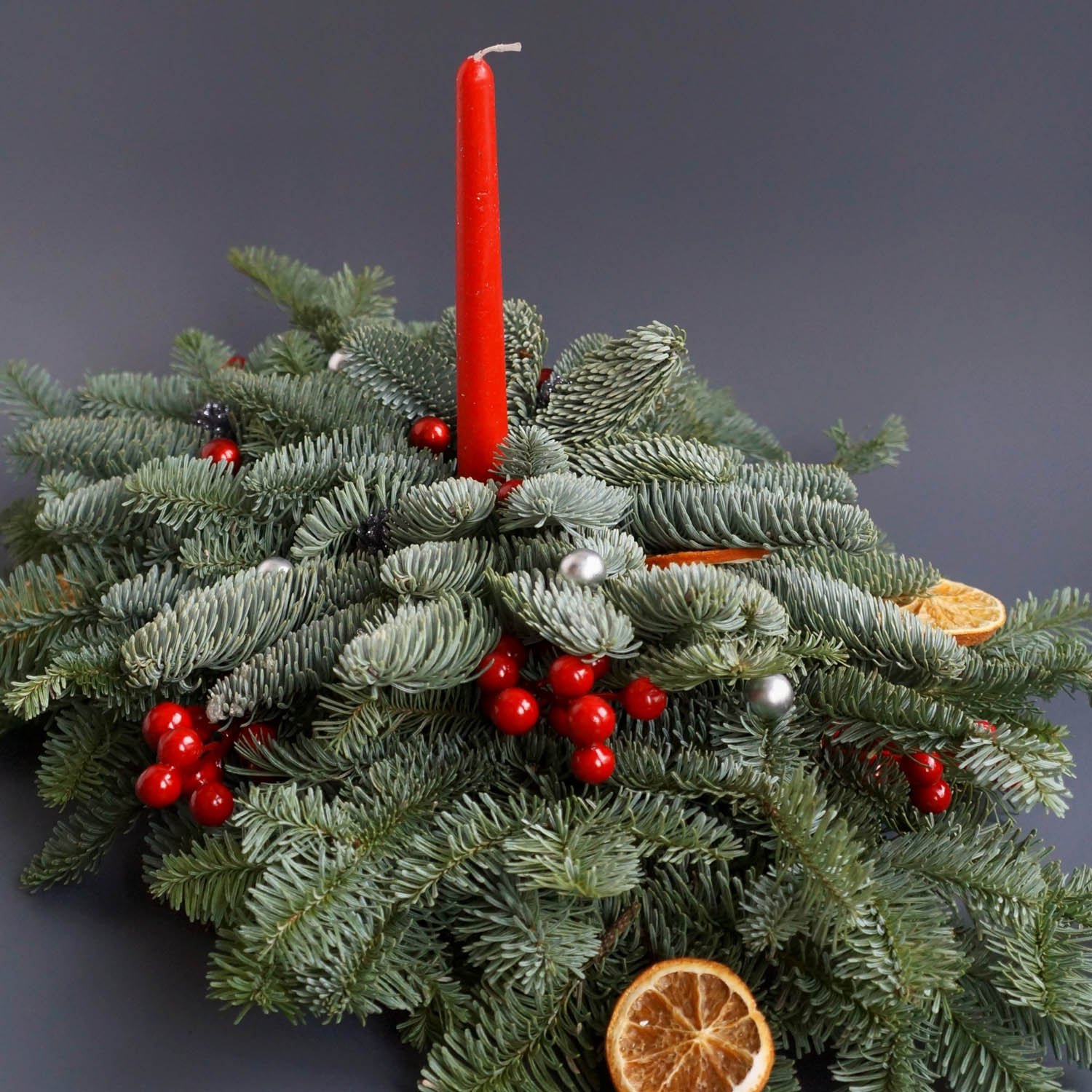 венок из нобилиса, декор новогоднего стола с нобилисом, свечой и сушенным апельсиномм