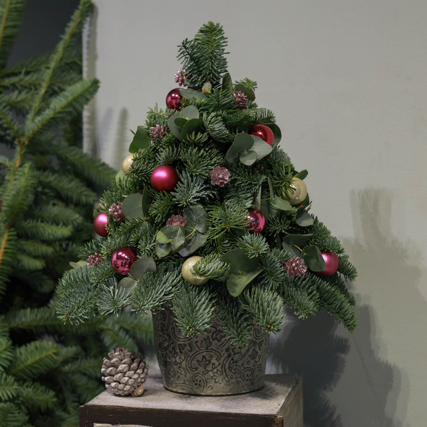 елка из нобилиса с новогодним декором