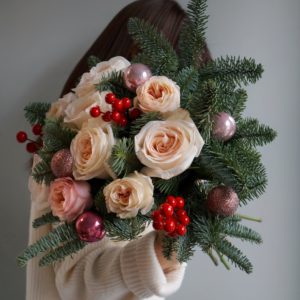 новогодний букет из нежных роз и нобилиса с шариками и новогодним декором