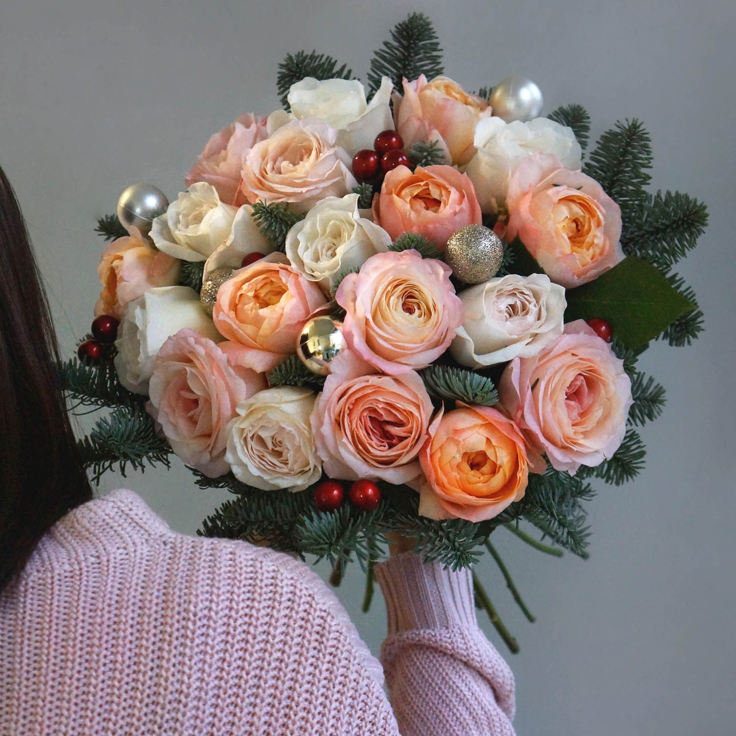 новогодний букет из персиковых и бежих роз с нобилисом и новогодним декором