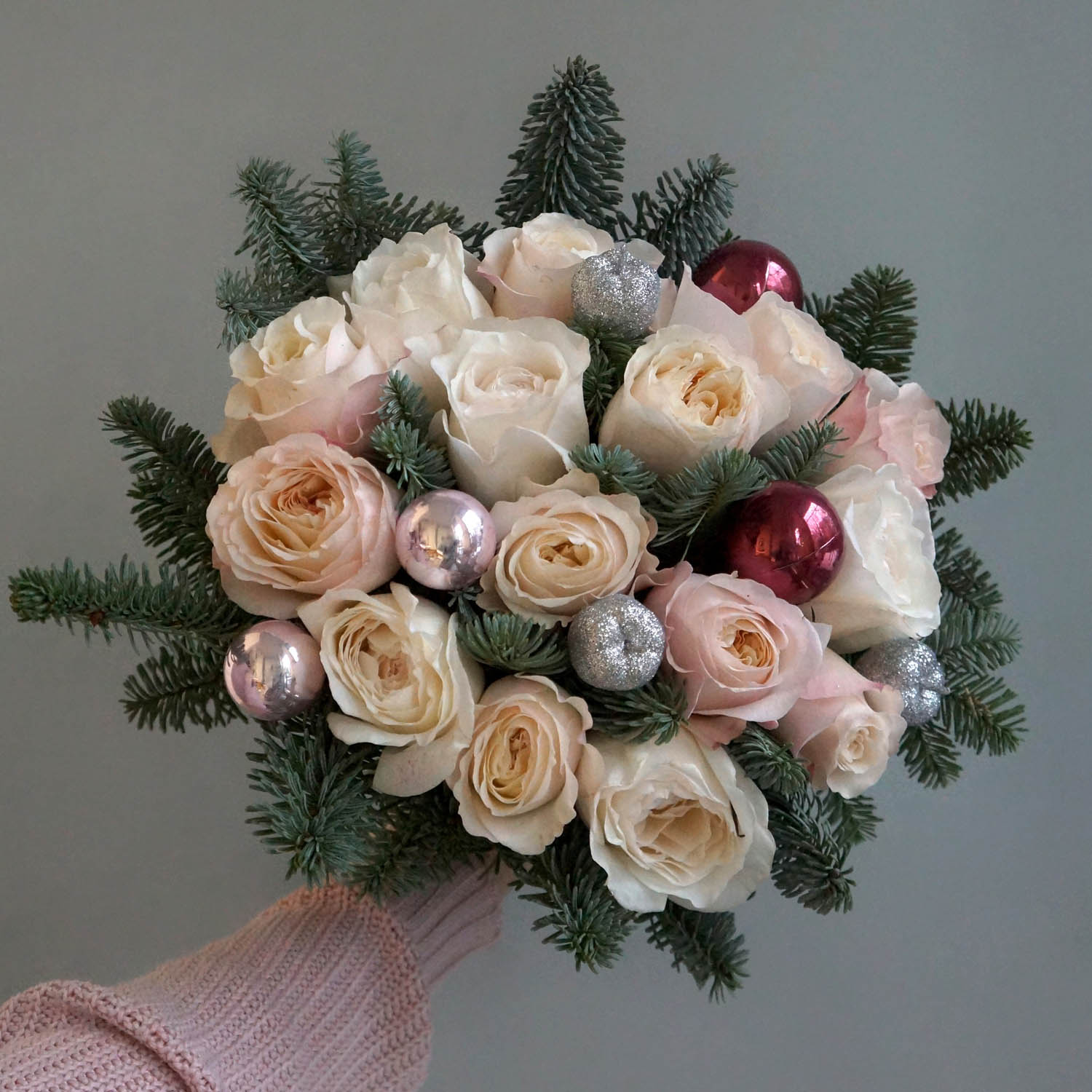 новогодний букет с нобилисом и персиковыми розами с декором