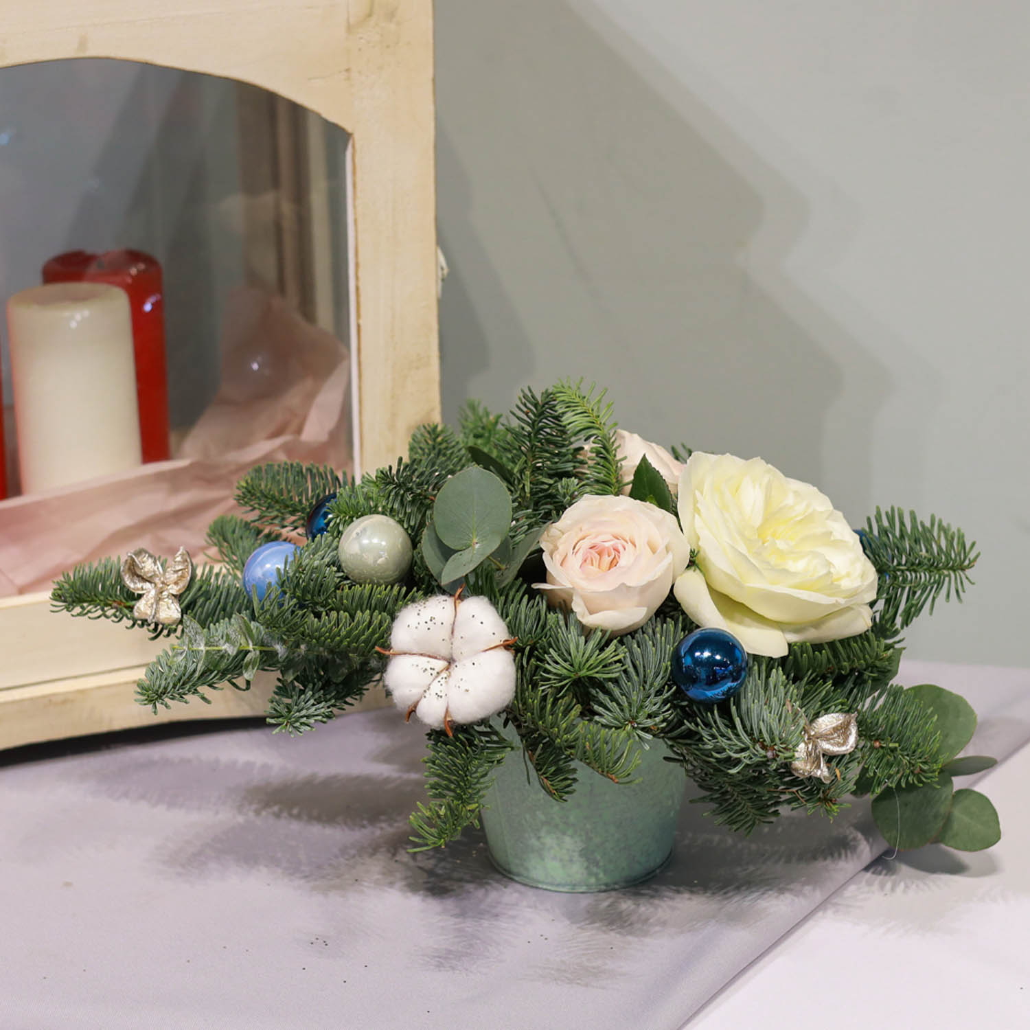 новогодняя композиция с нобилисом, светлыми розами и хломком и декором