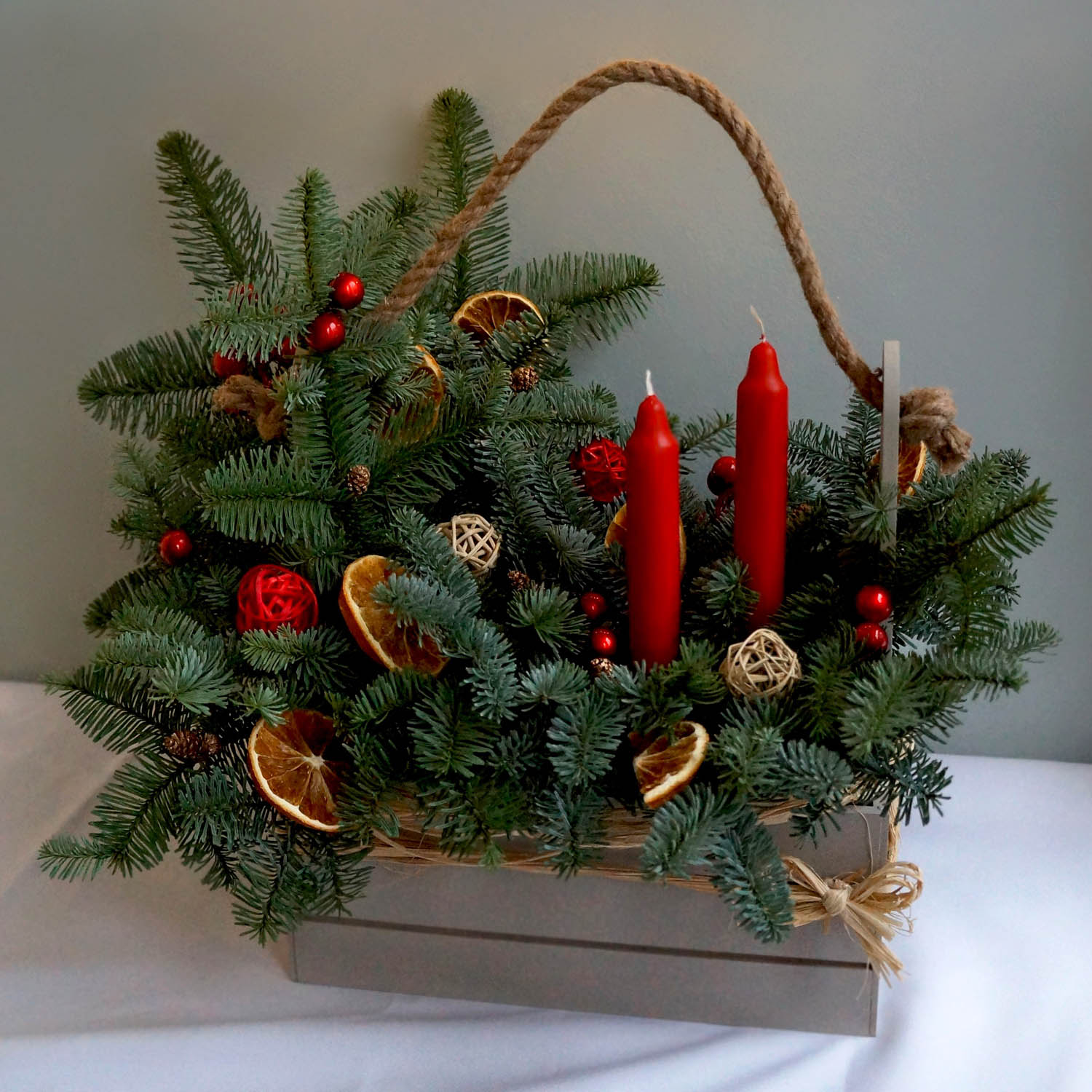 новогодняя корзина, композиция для нового года в деревянном ящике с нобилисом, свечами и сушенными апельсинами