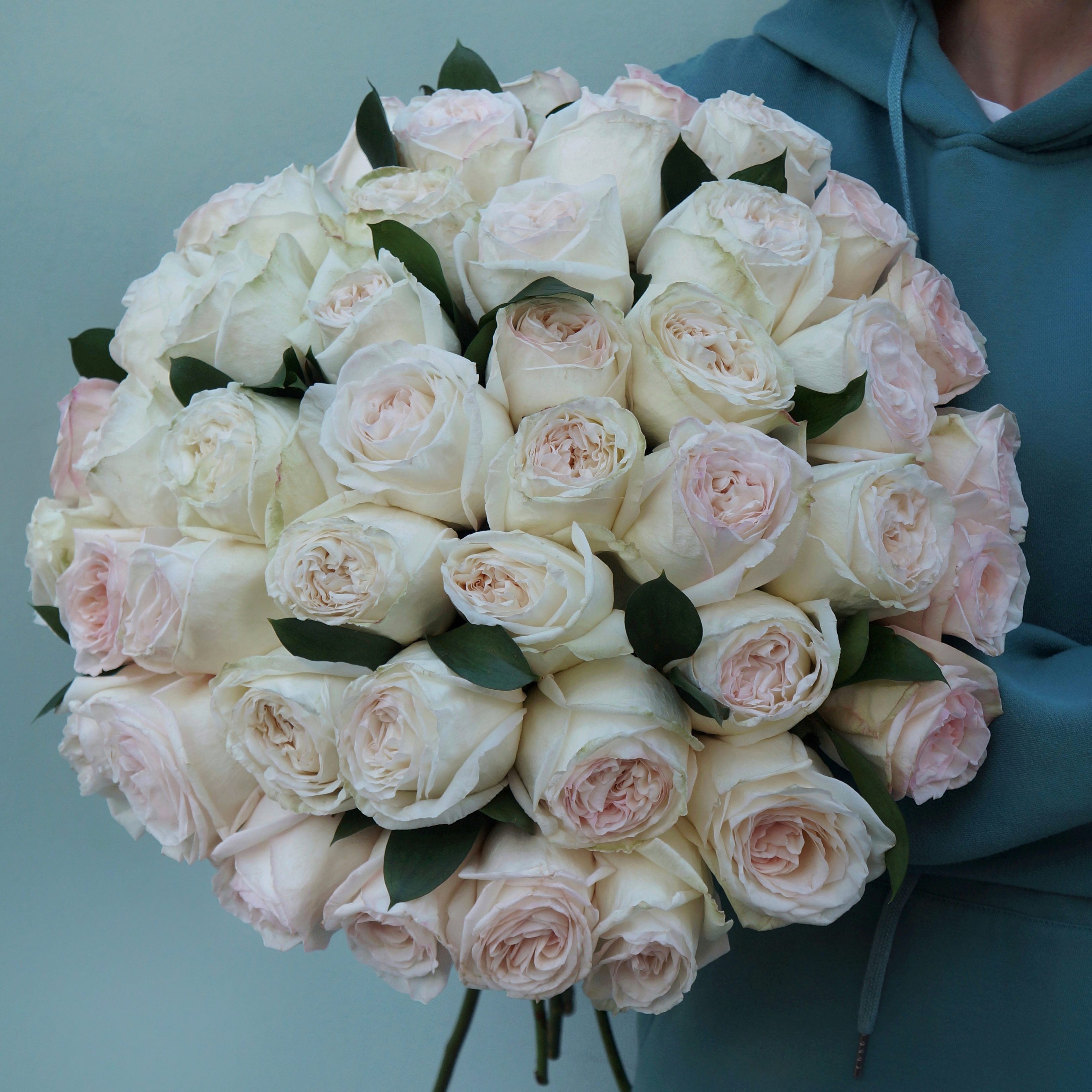 Белые розы: 50 см