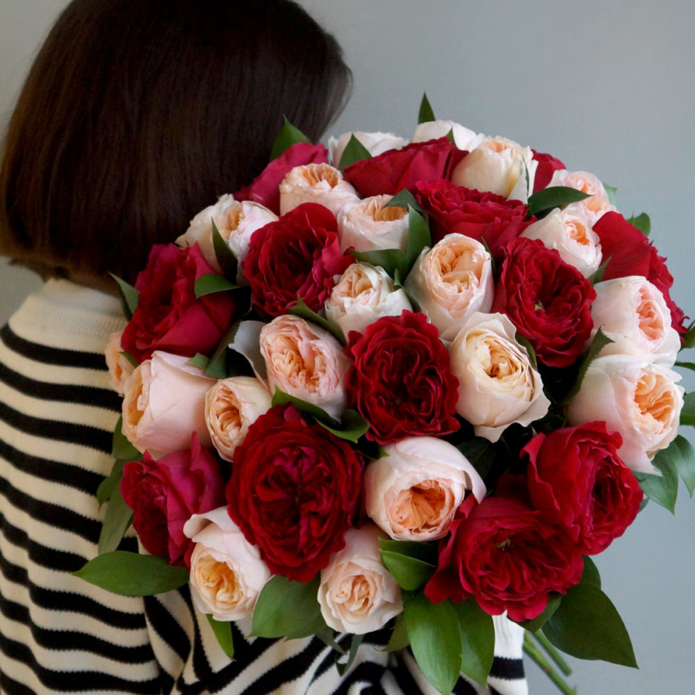 красные розы, значение красных роз, сорта красных роз, букет из кррасных пионовидных роз, розы сорта Tess описание” width=