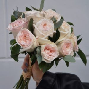 букет из белых роз с эвкалиптом, значение белыз роз
