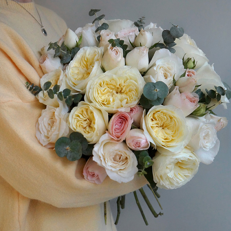 букет из пастельных роз светлых и белых оттенков, значение белых роз