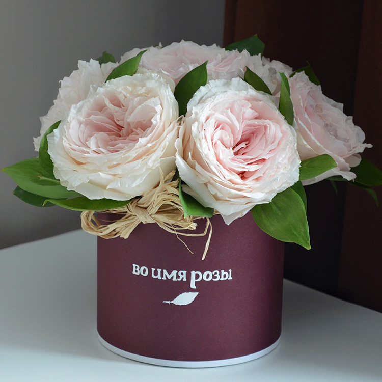 нежный букет в шляпной коробке, подарок девушке на 14 февраля, букет роз на 14 февраля, розы в шляпной коробке девушке на день влюбленных