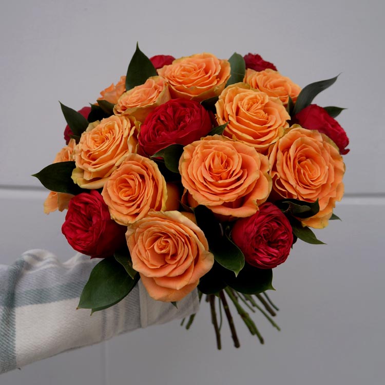 цветовое сочетание три часа во флористике, колористика во флористике, букет из оранжевых и красных роз
