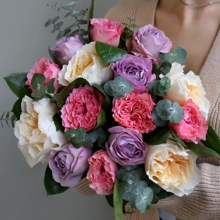 контрастная триада во флористике, сочетание цветов в букетах, букет из фиолетовых, розовых и персиковых роз