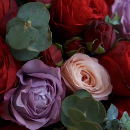 Фиолетово-красный микс из 29 роз